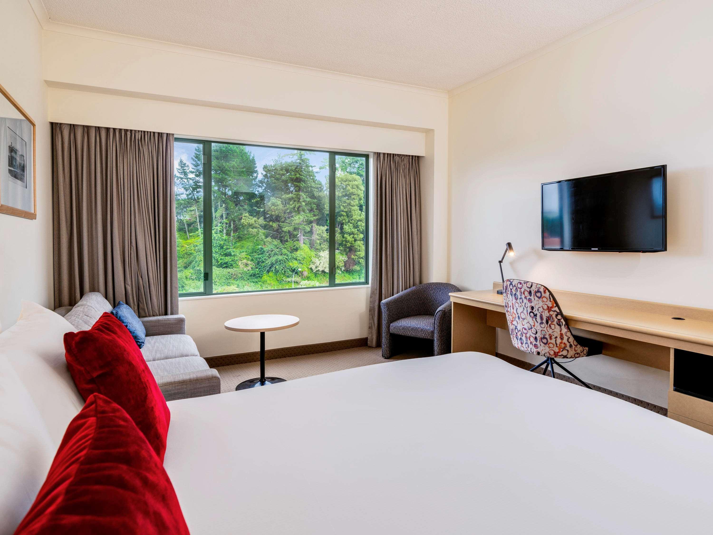 Novotel Lakeside Hotel 4*