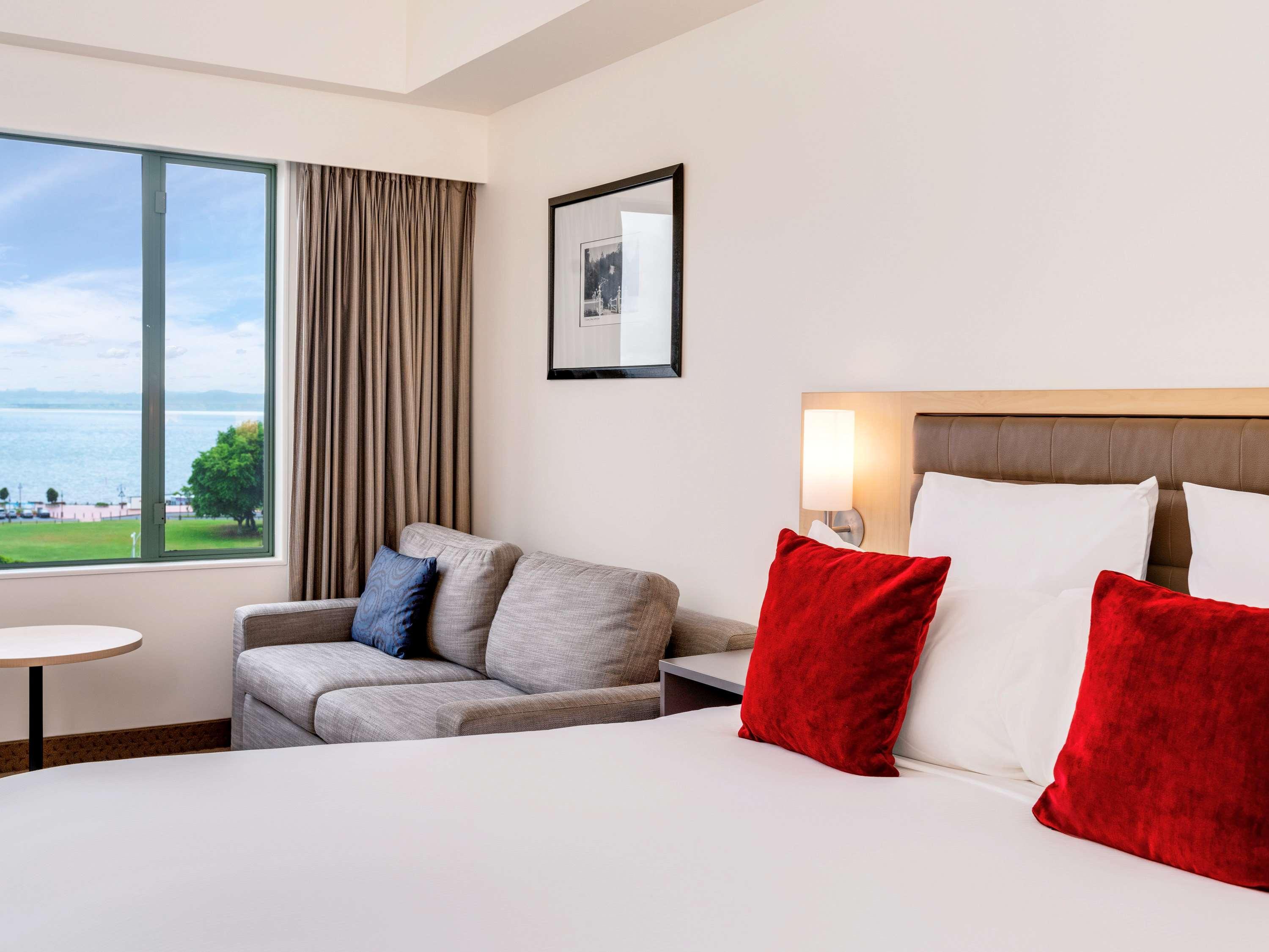 Novotel Lakeside Hotel