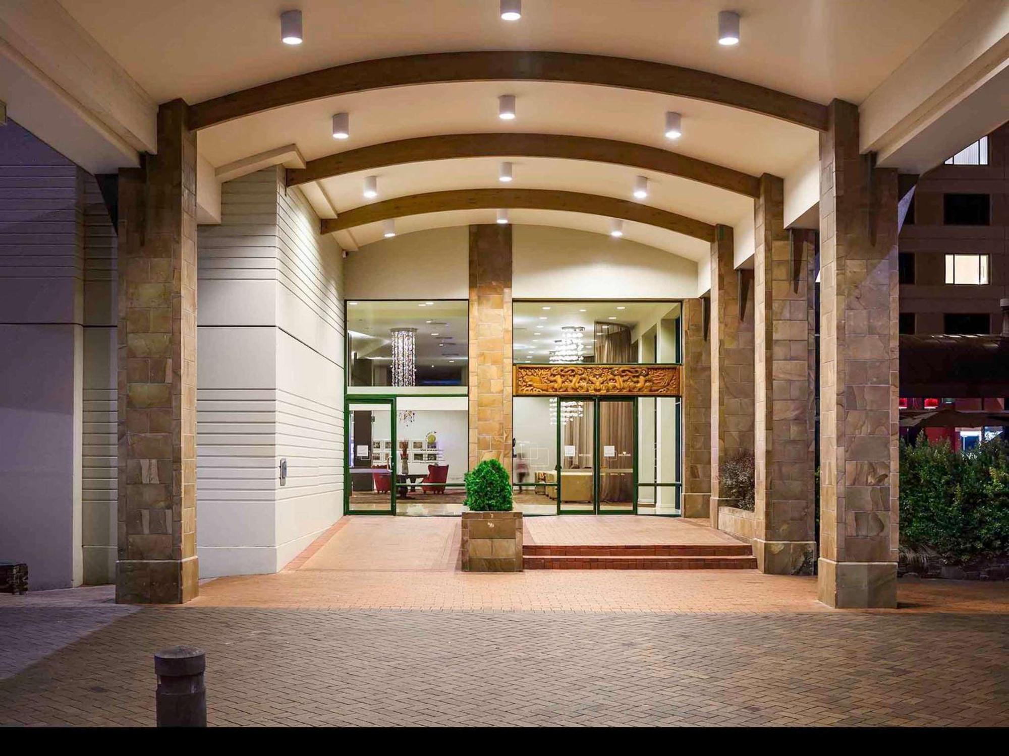 Novotel Lakeside Hotel